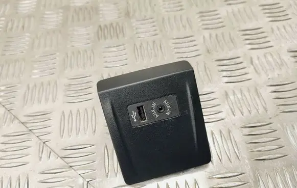 BMW 2 F46 USB socket connector 9284253 1303038