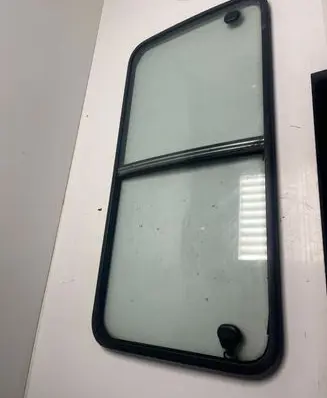 Mitsubishi Delica Sliding door window/glass 43R00033