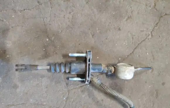 Opel Astra H Clutch master cylinder GM90523769