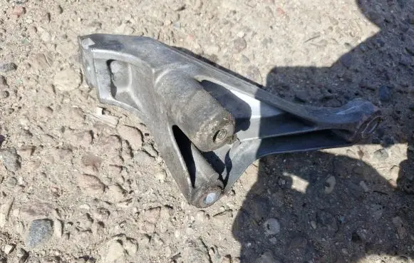 Audi A4 S4 B7 8E 8H Engine mounting bracket 8e0199307