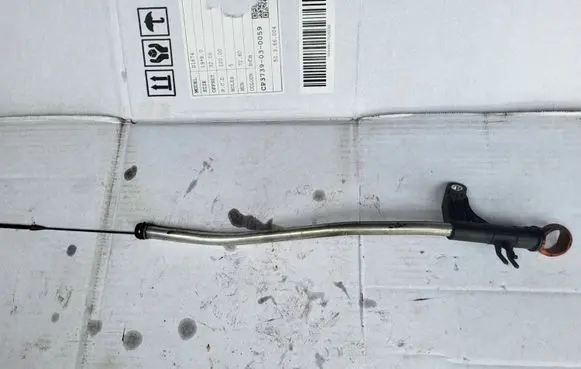 Peugeot 308 Oil level dip stick 9824425380