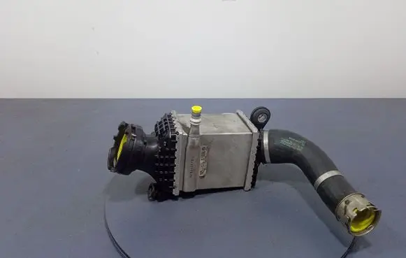 BMW 7 F01 F02 F03 F04 Intercooler radiator 8619390