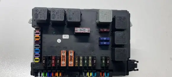 Mercedes-Benz S W221 Fuse box cover A2219003001