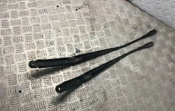 Volvo XC90 Front wiper blade arm