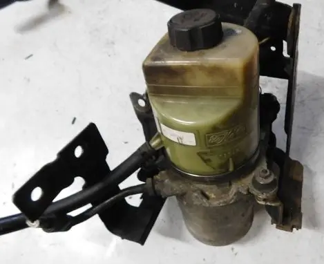 Ford Kuga I Power steering pump 4M513K514DA