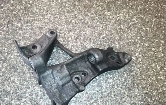 Peugeot 307 Generator/alternator bracket 9653249480