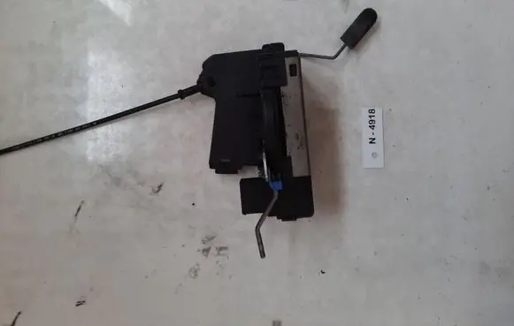 Opel Vivaro Front door lock 8200008248