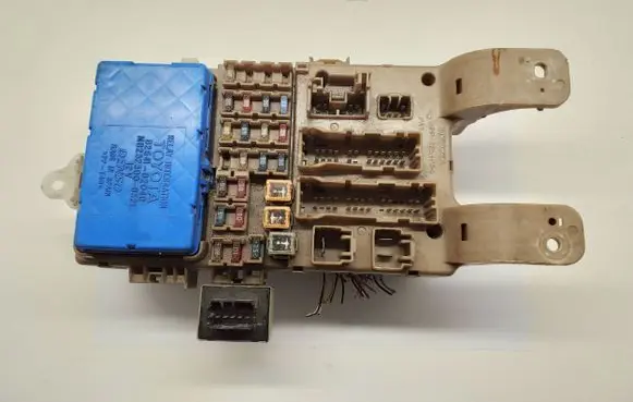 Toyota Corolla Verso E121 Fuse module 8264102040 MB2323008521