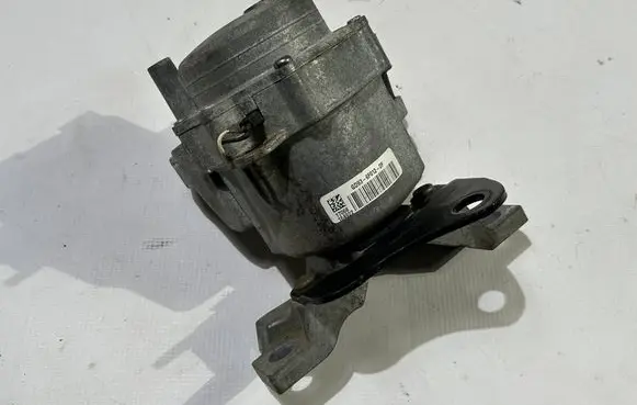 Engine mount vacuum valve