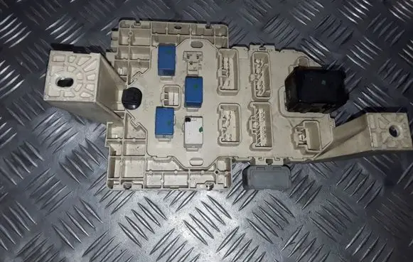Suzuki Swift I Fuse module 3677072K40