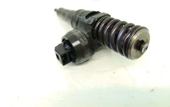 Volkswagen Golf I Fuel injector 038130073BN 0414720313