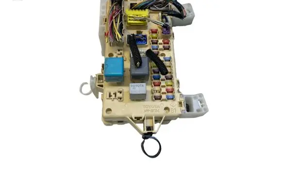Toyota Corolla Verso AR10 Fuse module 892210F010 905765 5191825095