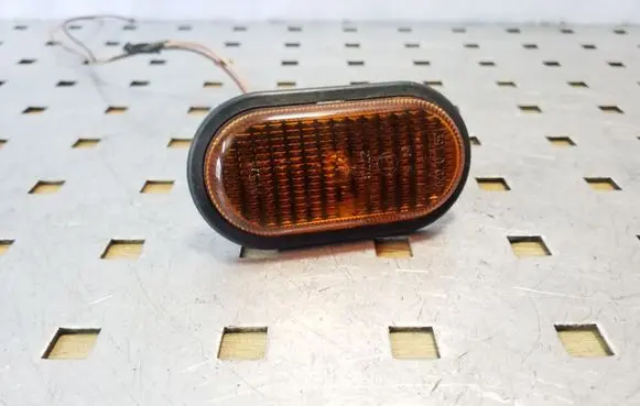 Opel Vivaro Front fender indicator light 7700847333