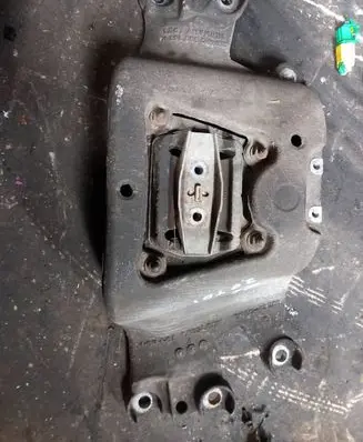 Gearbox mounting bracket