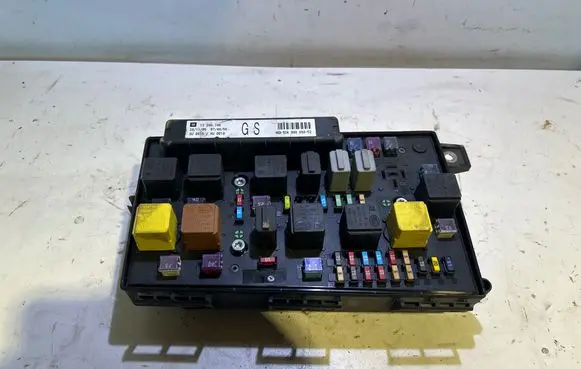 Opel Zafira B Fuse module 13206746 0816