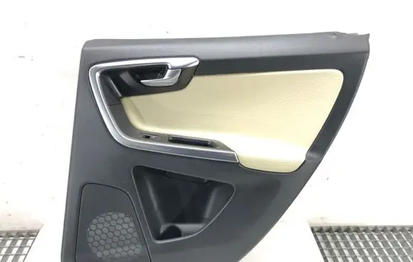 Volvo XC60 Front door card panel trim