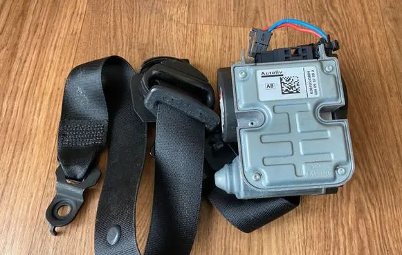 Mercedes-Benz E W211 Front seatbelt A2118604186