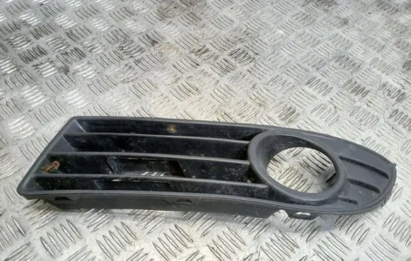 Volkswagen Polo IV 9N3 Front bumper lower grill 