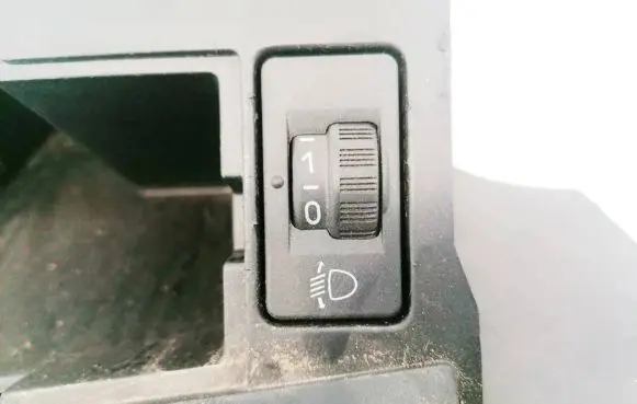 Peugeot 508 Headlight level height control switch