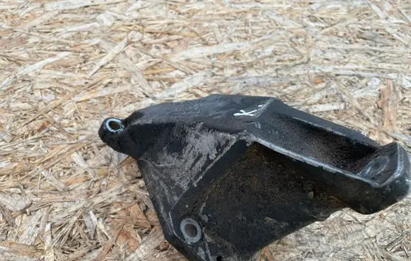 Volkswagen PASSAT B5 Engine mounting bracket 8D0199307H