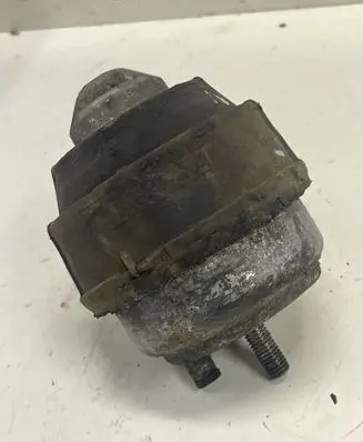 Volvo V70 Engine mount bracket