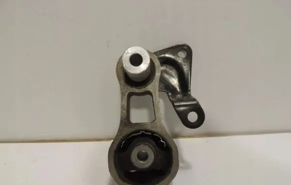 Engine mount vacuum valve