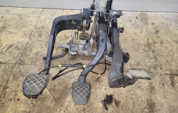 Volkswagen PASSAT B5 Pedal assembly 8D1721117B