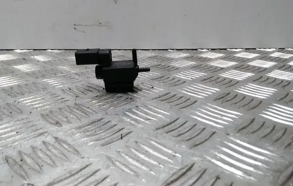 Volkswagen PASSAT B6 Vacuum valve 037906283C