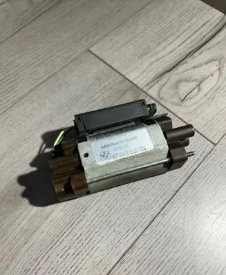 BMW 5 E39 Seat adjustment motor 0130008089 6385856 67318352193