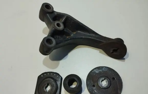 Alfa Romeo 147 Engine mounting bracket