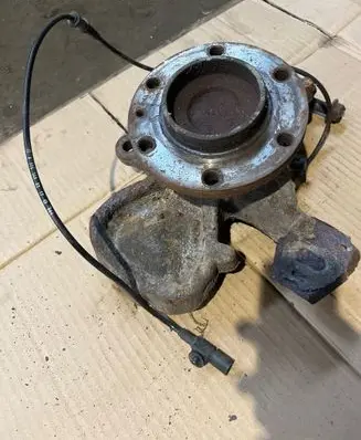 Volkswagen Crafter Front wheel hub spindle knuckle
