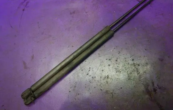 Volkswagen New Beetle Tailgate strut 