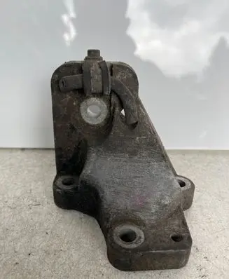 Volvo V70 Engine mounting bracket 307415673