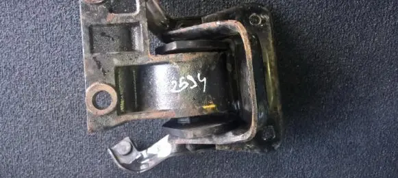 KIA Carens I Engine mount bracket