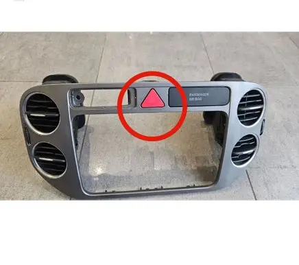 Volkswagen Tiguan Hazard light switch 5M0953509A