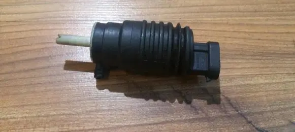 Renault Clio I Windscreen/windshield washer pump 7700802336 90068