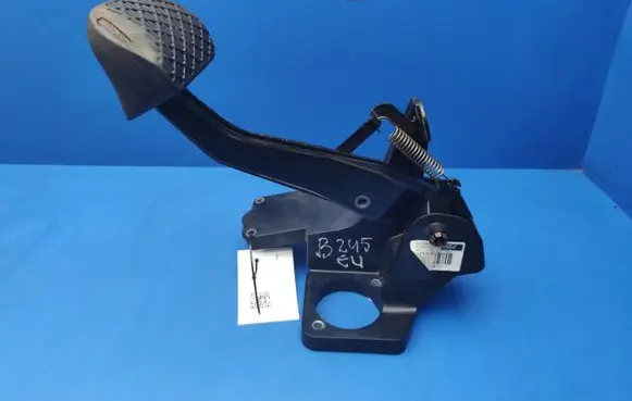 Mercedes-Benz B W245 Brake pedal A1692901001 0110062A 0610087A