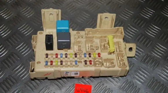 Toyota Avensis T250 Fuse module 82641CA020F