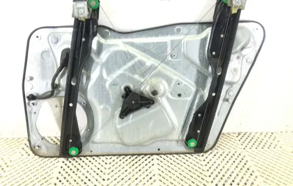 Volkswagen Tiguan Front door window regulator with motor 5N1837729E