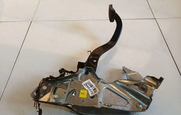 Opel Astra H Clutch pedal 