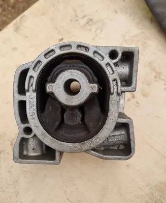 Mercedes-Benz A W169 Engine mount bracket 326C54 12282