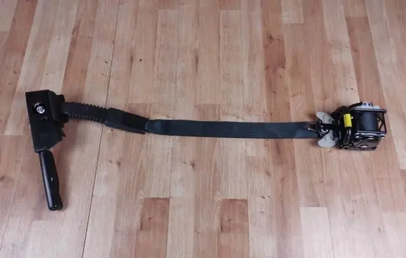 Infiniti Q50 Front seatbelt TKKAH2EG6270642419