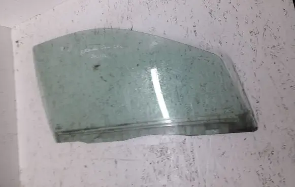Ford Mondeo Mk III Front door window glass four-door