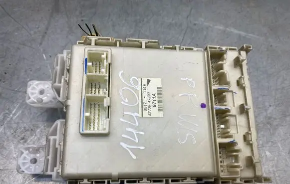 Toyota Prius (NHW20) Fuse module 8273047290 9711A