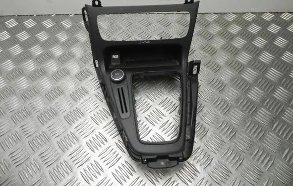 Ford Focus Radio/GPS head unit trim PF1EBA044K30MAL3JA6 T5626