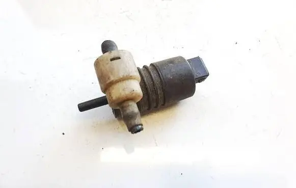 Volkswagen PASSAT B5 Windscreen/windshield washer pump