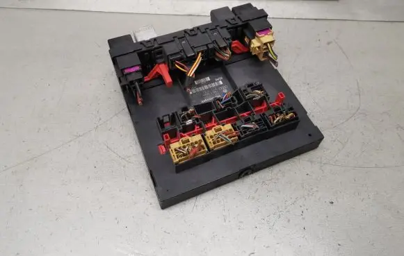 Volkswagen PASSAT B6 Fuse module 3C0937049E