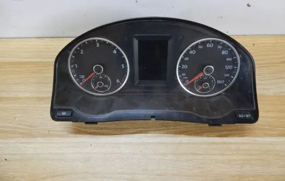 Volkswagen Tiguan Speedometer (instrument cluster) 5N0920971B VD104824 0973929100