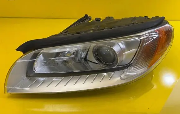 Volvo V70 Headlight/headlamp 31214347
