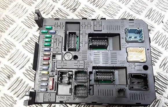 Citroen C5 Fuse module 966405888002
